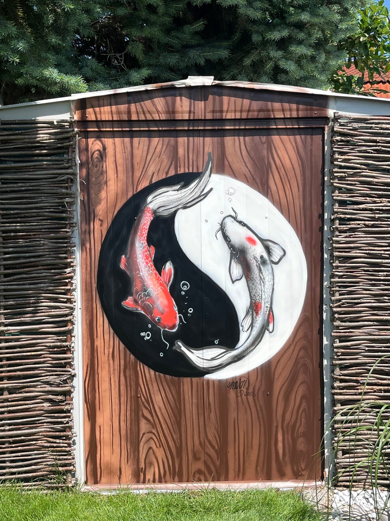 Koi Yin-Yang Mural auf gemaltem Metall